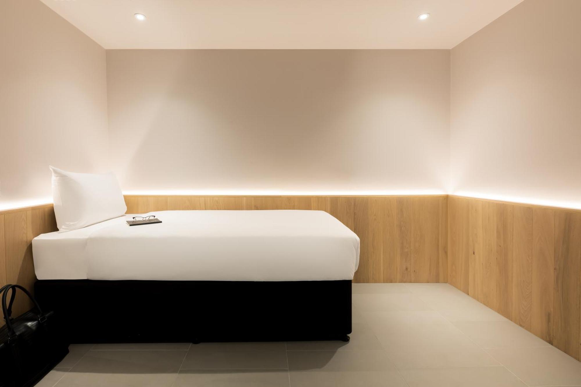 Zedwell Underground Hotel Tottenham Court Rd 런던 외부 사진